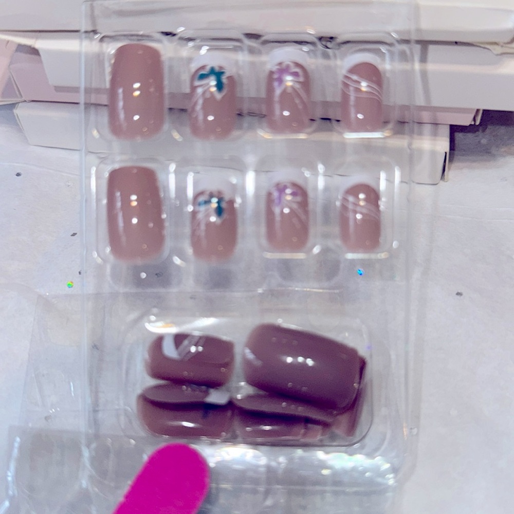 PRESS-ON NAILS White/natural 24 Pieces